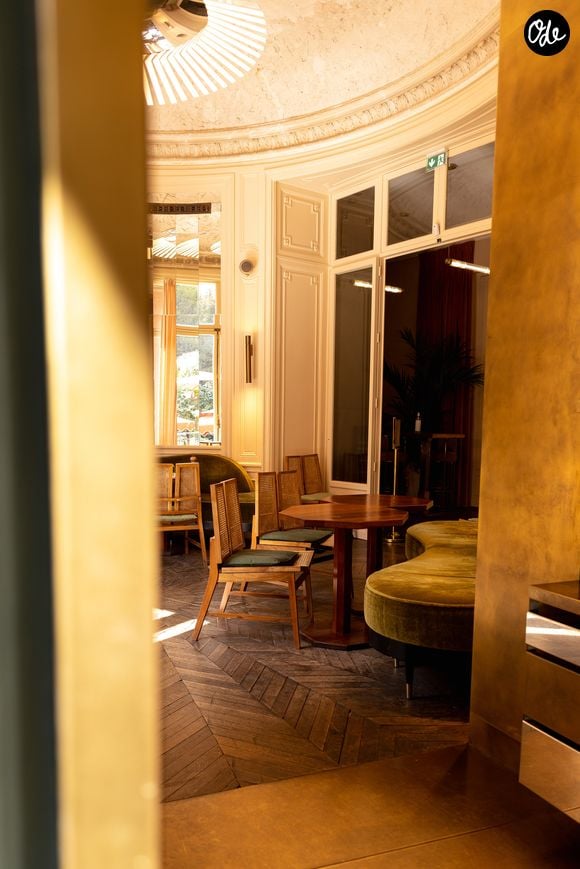 Une piscine en pierre de granit complète l’offre bien-être.

Installé dans un somptueux hôtel particulier Art nouveau du IXe arrondissement, BB Blanche marie gastronomie et décor théâtral au cœur d'une adresse historique réinventée avec élégance.