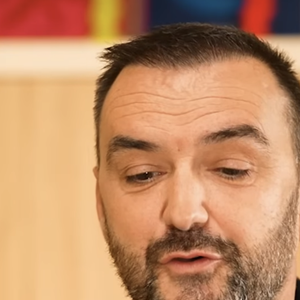 "La cuisine, c’est assez magique pour un enfant. (…) Donc je le prends avec moi faire des choses. Des œufs, etc. je le laisse faire. On fait des trucs ensemble", a-t-il indiqué.

Cyril Lignac dans l'émission AURA d'Audrey Crespo-Mara publiée le 16 mai sur YouTube