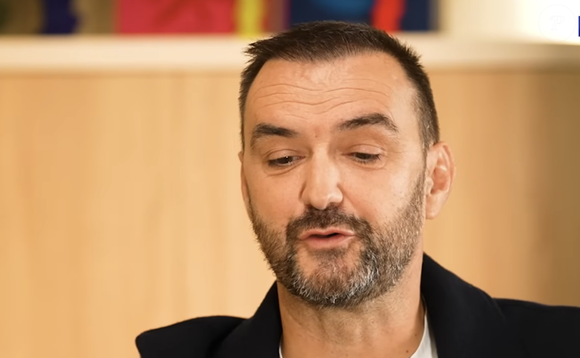 "La cuisine, c’est assez magique pour un enfant. (…) Donc je le prends avec moi faire des choses. Des œufs, etc. je le laisse faire. On fait des trucs ensemble", a-t-il indiqué.

Cyril Lignac dans l'émission AURA d'Audrey Crespo-Mara publiée le 16 mai sur YouTube