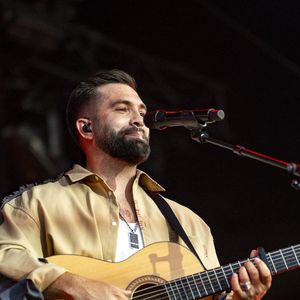 Kendji Girac en concert lors du festival de musique du Printemps de Perouges au Chateau de Saint-Maurice-de-Remens le 29 juin 2025. © Sandrine Thesillat / PsNewZ / Bestimage