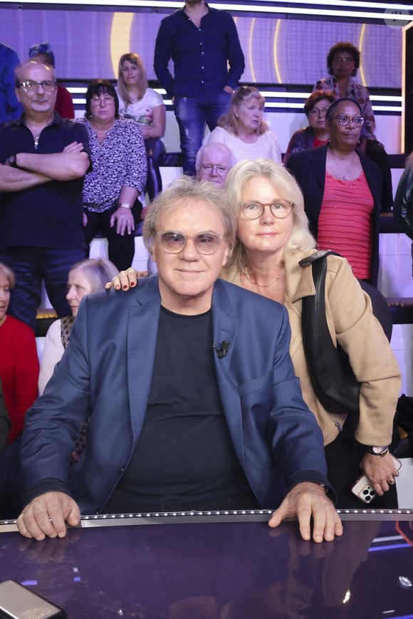 Exclusif - François Valery et sa femme sur le plateau de l’enregistrement de l’émission « Face à Hanouna » présentée par C.Hanouna et diffusée sur C8 le 19 octobre 2024, à Paris, France, le 17 octobre 2024. © Jack Tribeca/Bestimage