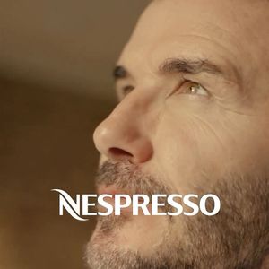 Après son départ, il continue de travailler sur les capsules et fonde plusieurs sociétés, mais son histoire reste celle d’un inventeur à l’origine d’un immense succès commercial sans avoir directement fait fortune grâce à Nespresso.

David Beckham s'apprête à ravir ses fans féminines dans une nouvelle publicité Nespresso, en repassant une chemise vêtu d'un simple débardeur. Backgrid UK / Bestimage