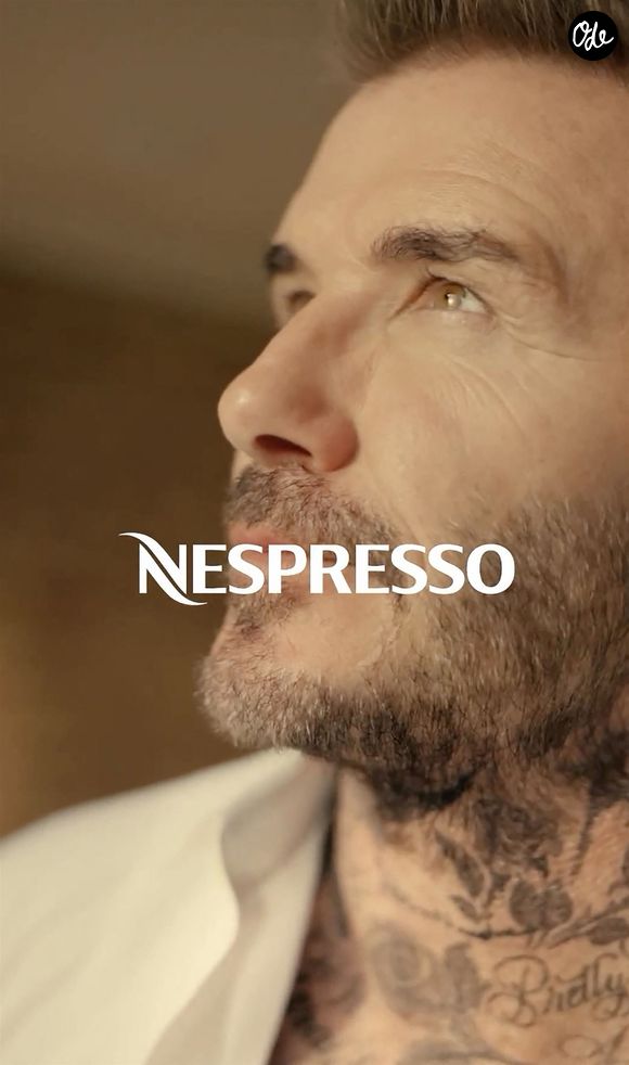 Après son départ, il continue de travailler sur les capsules et fonde plusieurs sociétés, mais son histoire reste celle d’un inventeur à l’origine d’un immense succès commercial sans avoir directement fait fortune grâce à Nespresso.

David Beckham s'apprête à ravir ses fans féminines dans une nouvelle publicité Nespresso, en repassant une chemise vêtu d'un simple débardeur. Backgrid UK / Bestimage