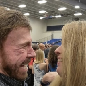 Quelques jours après la disparition de Chuck Norris, ses jumeaux Dakota et Danilee, nés en 2001 de son amour avec Gena O'Kelly, ont pris la parole pour rendre un hommage particulièrement émouvant à leur père.

Compte Instagram de Danilee.