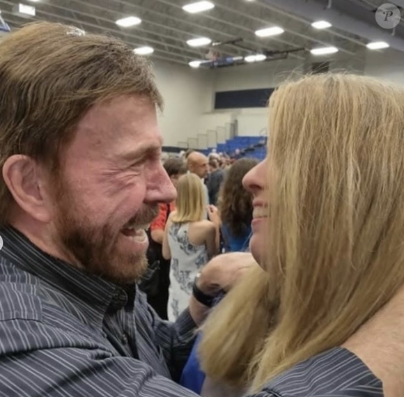 Quelques jours après la disparition de Chuck Norris, ses jumeaux Dakota et Danilee, nés en 2001 de son amour avec Gena O'Kelly, ont pris la parole pour rendre un hommage particulièrement émouvant à leur père.

Compte Instagram de Danilee.