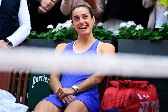 Sur la deuxième photo, Caroline Garcia dévoile son ventre arrondi. Les époux, tout souriants, ont chacun une main posée sur celui-ci, les pieds dans l’eau bleu turquoise de la mer.

Caroline Garcia ( France ) réagit lors des Internationaux de France de Tennis de Roland Garros 2025 le 26 mai 2025 à Paris, France. © Dante Badano/PSNewz/Bestimage