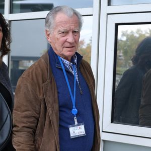 En légende d'un cliché où l'on découvre le compagnon de Sophie Davant et Antoni Ruiz, elle écrit : "Revoir ces deux-là et pleurer". "On l'aime tellement notre Wiwi", ajoute-t-elle avec tendresse.

Exclusif - William Leymergie - Arrivées lors de l'enregistrement de l'émission "Vivement Dimanche" (du 16 novembre) à Paris le 22 octobre 2025. © Bestimage