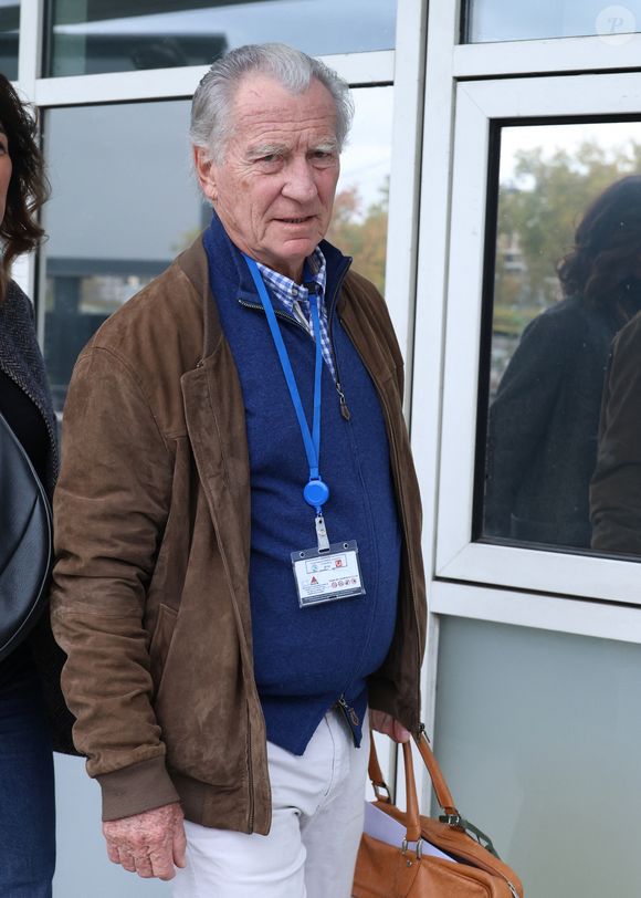 En légende d'un cliché où l'on découvre le compagnon de Sophie Davant et Antoni Ruiz, elle écrit : "Revoir ces deux-là et pleurer". "On l'aime tellement notre Wiwi", ajoute-t-elle avec tendresse.

Exclusif - William Leymergie - Arrivées lors de l'enregistrement de l'émission "Vivement Dimanche" (du 16 novembre) à Paris le 22 octobre 2025. © Bestimage