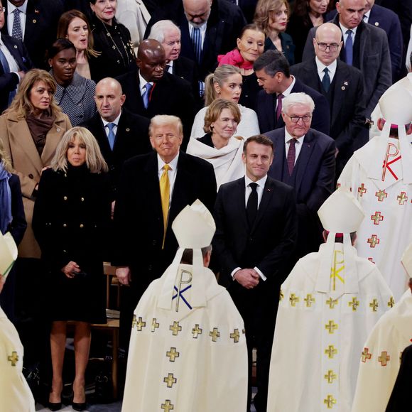 Brigitte Macron a quant à elle misé sur une coiffure lâchée.

Ashley Biden, Jill Biden, Brigitte Macron, Donald Trump, Emmanuel Macron - Cérémonie de réouverture de la cathédrale Notre-Dame de Paris, le 7 décembre 2024. Joyau de l’art gothique, lieu de culte et de culture, symbole universel de la France et de son histoire, la cathédrale de Notre-Dame de Paris rouvre ses portes les 7 et 8 décembre, cinq ans après le terrible incendie qui l’avait ravagée le 15 avril 2019. 
© Dominique Jacovides / Bestimage