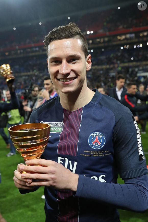 Ancien joueur du PSG de 2017 à 2023, Julian Draxler vient de se marier 

Julian Draxler - Le PSG (Paris-Saint-Germain) remporte la finale de la Coupe de la Ligue 2017 (4-1) face à l'ASM (Association Sportive de Monaco) au Parc OL à Lyon, le 1er avril 2017.
© Cyril Moreau/Bestimage