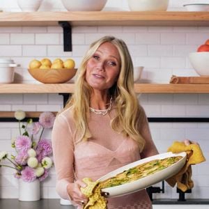 Gwyneth Paltrow a lancé Goop il y a dix-huit ans, une marque dédiée au lifestyle devenue un véritable empire commercial.

Gwyneth Paltrow prépare un de ses plats préférés dans sa cuisine de Los Angeles.

JLPPA / Bestimage