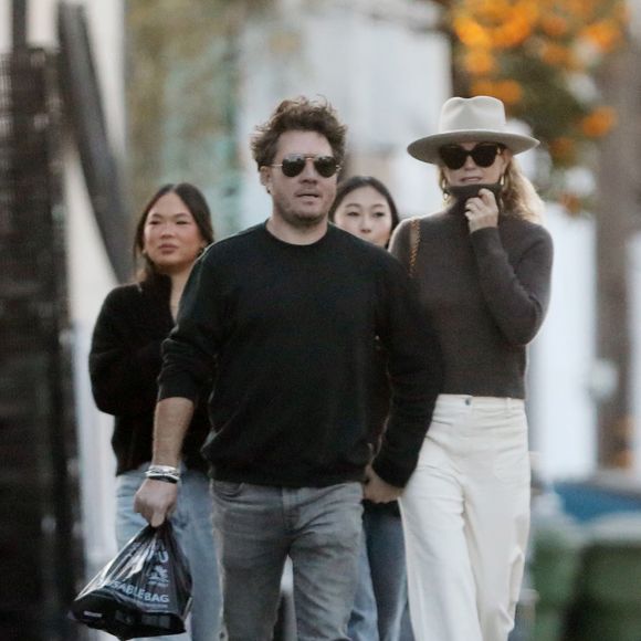 Elle est soutenue par son compagnon Frédéric, restaurateur en Charente-Maritime. 

Exclusif - Laeticia Hallyday est allée déjeuner avec son nouveau compagnon Frédéric Suant et ses filles Jade et Joy à Venice le 17 janvier 2025. © Agence / Bestimage