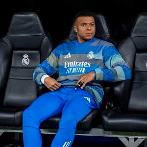 Le 10 décembre 2025, Madrid, Madrid, Espagne : Kylian Mbappé du Real Madrid est assis sur le banc pendant le match de la phase MD6 de l'UEFA Champions League 2025/26 entre le Real Madrid C.F. et Manchester City au stade Santiago Bernabeu le 10 décembre 2025 à Madrid, Espagne. (Credit Image : © Alberto Gardin/ZUMA Press Wire / Bestimage)
