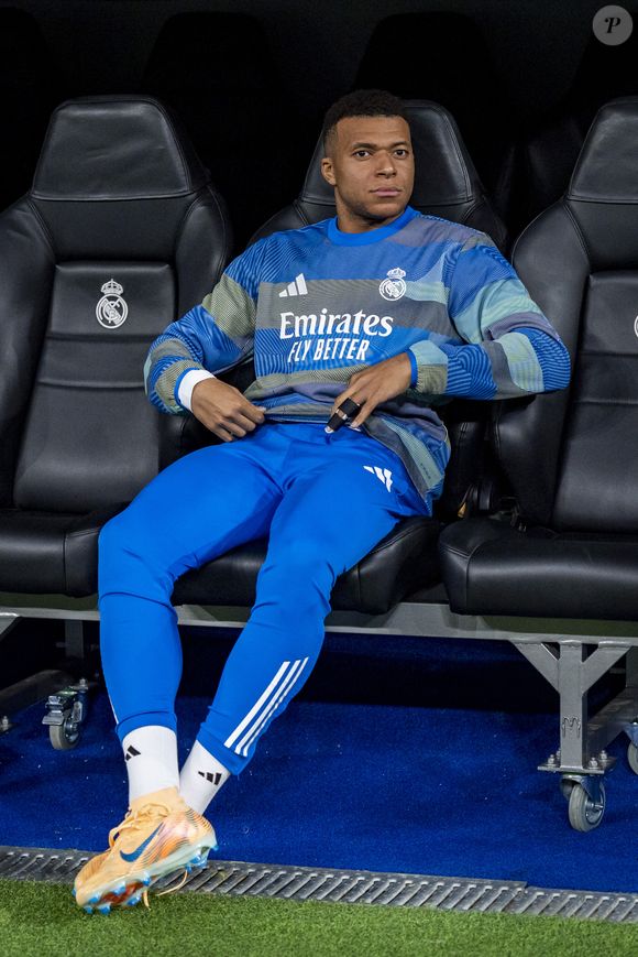 Le 10 décembre 2025, Madrid, Madrid, Espagne : Kylian Mbappé du Real Madrid est assis sur le banc pendant le match de la phase MD6 de l'UEFA Champions League 2025/26 entre le Real Madrid C.F. et Manchester City au stade Santiago Bernabeu le 10 décembre 2025 à Madrid, Espagne. (Credit Image : © Alberto Gardin/ZUMA Press Wire / Bestimage)