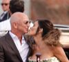 Tout le monde ne parle que de ce mariage, celui entre Jeff Bezos et Lauren Sanchez.

Jeff Bezos et sa fiancée, Lauren Sanchez, vêtue d'une robe Schiaparelli, s'embrassent à bord d'une gondole en allant dîner avec quelques invités à Venise, la veille de leur mariage.

Backgrid UK/ Bestimage
