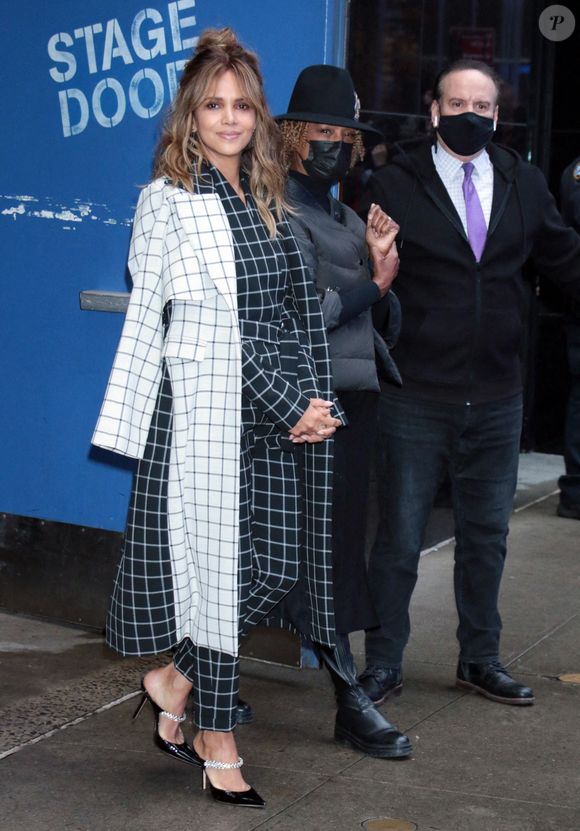 Halle Berry fait ma promotion du film Netflix "Bruised" au Good Morning America show à New York City, New York, Etats-Unis, le 22 novembre 2021.@Bestimage