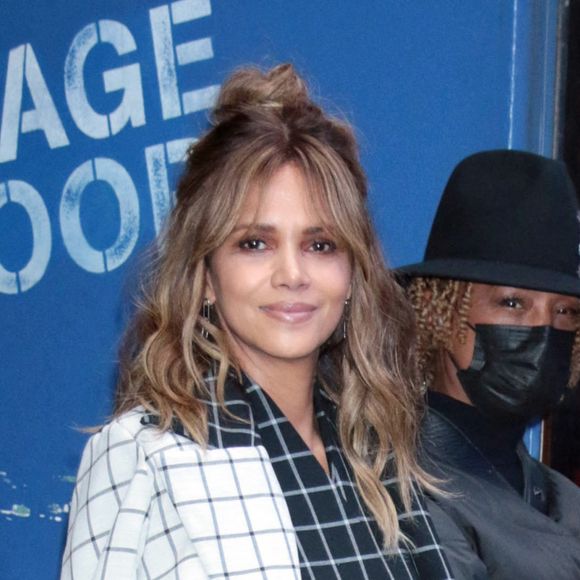 Halle Berry fait ma promotion du film Netflix "Bruised" au Good Morning America show à New York City, New York, Etats-Unis, le 22 novembre 2021.@Bestimage