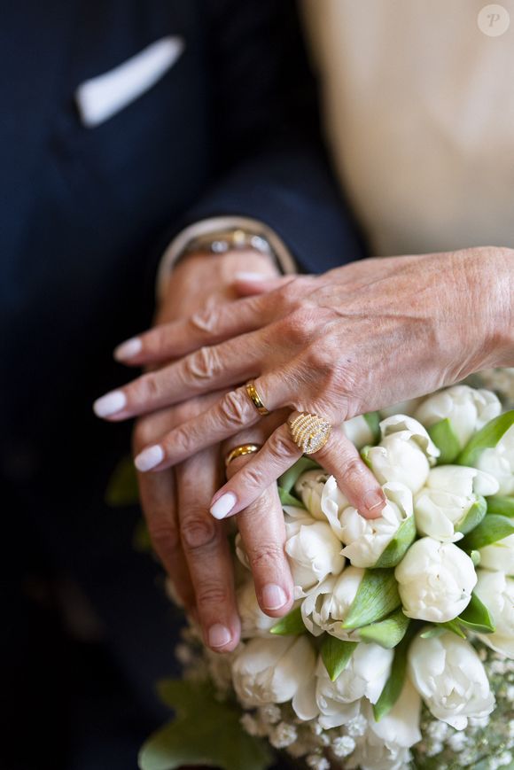 Illustration des mains des mariés - Mariage civil de Georges Fenech et Amélie Leperre-Dimeglio à la mairie du 16ème arrondissement de Paris le 31 janvier 2026.

© Pierre Perusseau / Bestimage