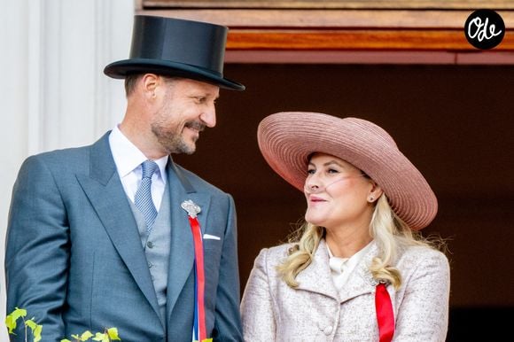 La princesse Mette-Marit de Norvège et son mari le prince Haakon de Norvège - Des membres de la famille royale norvégienne sont vus sur le balcon du palais royal lors des célébrations de la fête nationale à Oslo, en Norvège. Backgrid USA / Bestimage