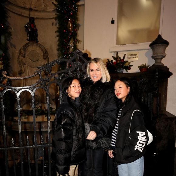 Exclusif - Laeticia Hallyday et son compagnon Jalil Lespert, accompagnés de Jade et Joy sont allés rendre visite au Manneken-Pis qui a été rhabillé en hommage à Johnny Hallyday à Bruxelles le 20 décembre 2022. © Dominique Jacovides / Bestimage