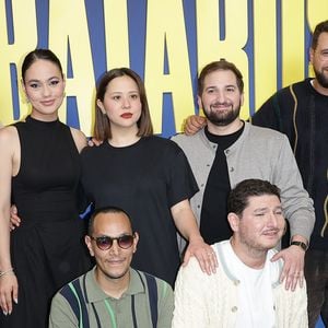 L’événement réunissait également Hakim Jemili, Laura Felpin, Benjamin Tranié et Mourad Winter.

Alexandre Kominek, le réalisateur Mourad Winter, Laura Felpin, Benjamin Tranié, Hakim Jemili et Florence Foresti lors de la première du film "Une famille de bâtards" au cinéma Pathé Palace à Paris le 7 juin 2026. © Coadic Guirec / Bestimage