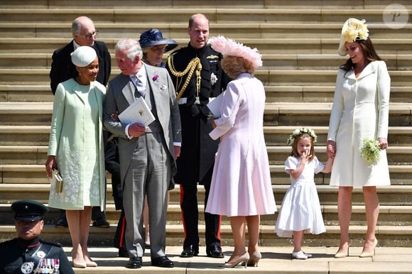 La mère de Meghan Markle, Doria Ragland, le prince Charles, prince de Galles, le duc de Cambridge, la duchesse de Cornouailles et la duchesse de Cambridge tiennent la main de sa fille, la princesse Charlotte, alors qu'ils quittent la cérémonie de mariage du prince Harry et de Meghan Markle à la chapelle St George, à Windsor. Windsor, Royaume-Uni, le samedi 19 mai 2018. Le crédit photo doit être lu comme suit : Ben Stansall/PA Wire /ABACAPRESS.COM