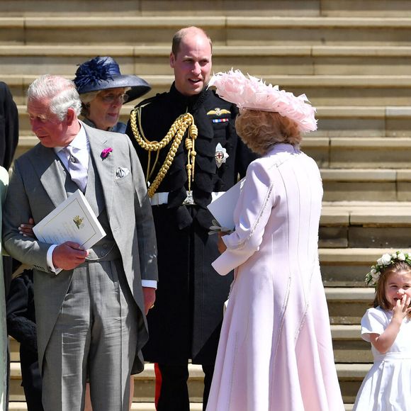 La mère de Meghan Markle, Doria Ragland, le prince Charles, prince de Galles, le duc de Cambridge, la duchesse de Cornouailles et la duchesse de Cambridge tiennent la main de sa fille, la princesse Charlotte, alors qu'ils quittent la cérémonie de mariage du prince Harry et de Meghan Markle à la chapelle St George, à Windsor. Windsor, Royaume-Uni, le samedi 19 mai 2018. Le crédit photo doit être lu comme suit : Ben Stansall/PA Wire /ABACAPRESS.COM
