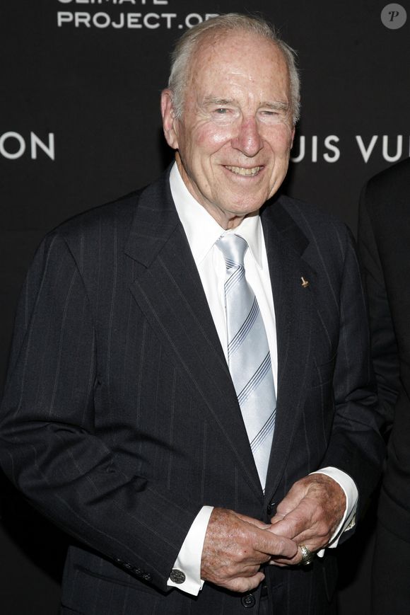 Jim Lovell est resté un symbole de courage et de sang-froid tout au long de sa vie.

L'astronaute Jim Lovell assiste à la célébration par Louis Vuitton du 40e anniversaire de l'alunissage au Musée américain d'histoire naturelle à New York, États-Unis, le 13 juillet 2009. Photo par Anton Pak/ABACAPRESS.COM (Photo : Jim Lovell)