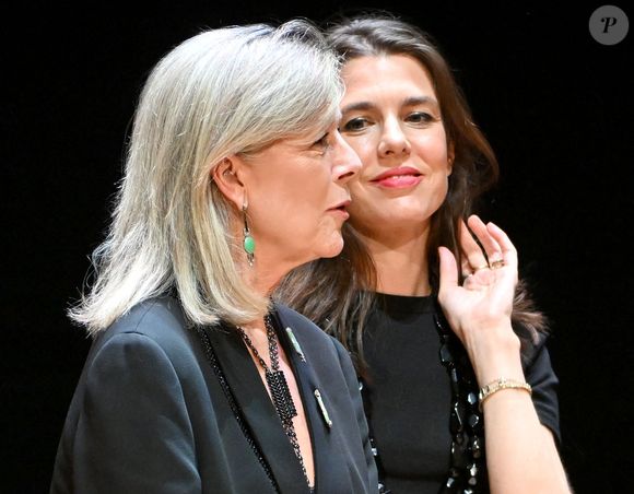 Coordonnées dans leurs tenues, mère et fille arboraient un total look noir : la princesse Caroline avait opté pour un tailleur pantalon noir, tandis que Charlotte Casiraghi portait une jupe plissée associée à un tee-shirt. 

La princesse Caroline de Hanovre et sa fille Charlotte Casiraghi ont assisté à la cérémonie de proclamation de l'édition 2025 des Prix de la Fondation Prince Pierre à l'opéra Garnier à Monaco, le 14 octobre 2025.
© Bruno Bebert / Bestimage