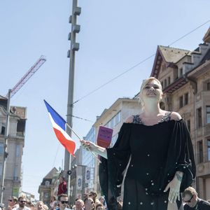 11 mai 2025, Bâle, SUISSE : Louane Emera de France arrive au 69ème Concours Eurovision de la Chanson qui s'est tenu au Rathaus le 11 mai 2025 à Bâle, Suisse. © Baden Roth/ZUMA Press Wire
