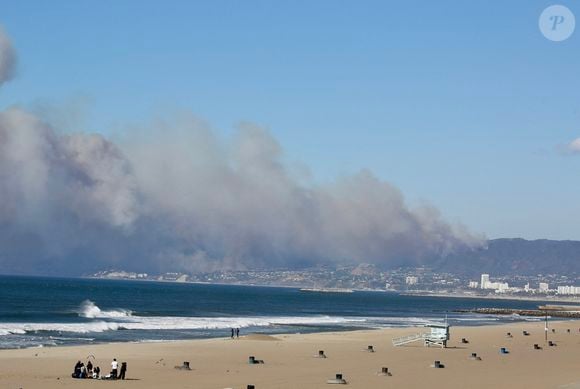 L'incendie de Pacific Palisades brûle à Los Angeles. Il pourrait s'agir de la pire catastrophe de l'histoire de l'Etat de Californie. Un énorme panache de fumée est visible derrière l'aéroport LAX, les résidents inquiets observent à distance, deux avions de lutte contre les incendies Super Scooper recueillent de l'eau dans l'océan Pacifique pour la déverser sur le feu.