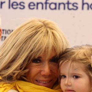 Le sélectionneur de l'équipe de France de football Didier Deschamps et Brigitte Macron se tiennent devant le bureau de poste principal de Bordeaux, dans le sud-ouest de la France, le 8 janvier 2025, alors qu'ils lancent l'édition 2025 du fonds de charité appelé "Opérations pièces jaunes", dont la fondation vise à améliorer les conditions des enfants hospitalisés. Le sélectionneur de l'équipe de France, vainqueur de la Coupe du monde 2018, Didier Deschamps, a annoncé le 8 janvier 2025 qu'il quitterait son poste après la phase finale de 2026. © Fabien Cottereau - Patrick Bernard/Bestimage