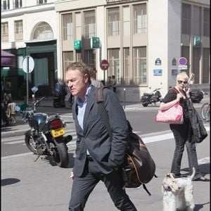 Christophe Hondelatte et son chien, place de la bourse à Paris