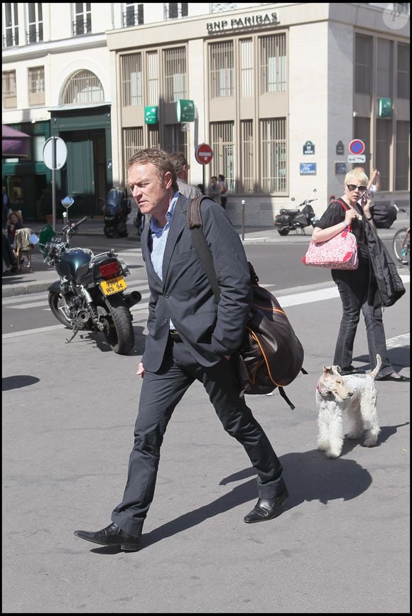 Christophe Hondelatte et son chien, place de la bourse à Paris