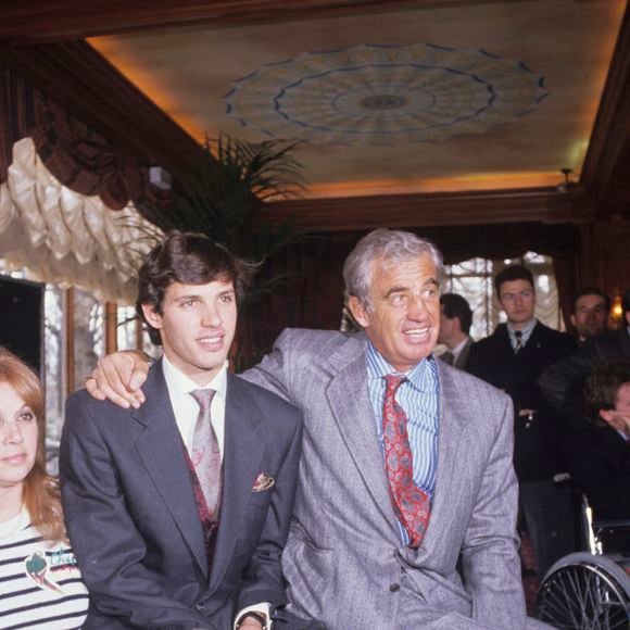 Archives - En France, à Paris, lors d'un cocktail pour la présentation de sa nouvelle voiture de course Reynard 89D de FORMULE 3000 : Paul Belmondo avec sa mère Élodie et son père Jean-Paul Belmondo. Bruno Schneider via Bestimage