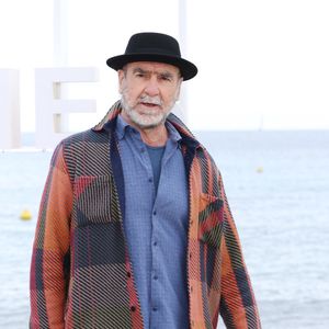 Eric Cantona - Photocall "Brigade Anonyme" sur la plage du Majestic lors de la 9ème édition de "CanneSeries" à Cannes le 26 Avril 2026.
© Denis Guignebourg / Bestimage
Celebrities at the 9th edition of "Canneseries" in Cannes on 26/04/2026