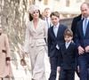 Ils ont été rejoints par le prince et la princesse de Galles, accompagnés de leurs trois enfants : le prince George, désormais âgé de 12 ans, la princesse Charlotte, 10 ans, et le jeune prince Louis, 7 ans.

Le prince William, prince de Galles, et Catherine (Kate) Middleton, princesse de Galles, avec leurs enfants, le prince George de Galles, la princesse Charlotte de Galles, et le prince Louis de Galles - Les membres de la famille royale britannique assistent à l'office de Pâques à la chapelle Saint-Georges du château de Windsor, Royaume Uni, le 5 avril 2026. © GoffPhotos/Bestimage