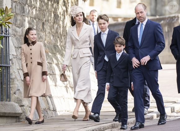 Ils ont été rejoints par le prince et la princesse de Galles, accompagnés de leurs trois enfants : le prince George, désormais âgé de 12 ans, la princesse Charlotte, 10 ans, et le jeune prince Louis, 7 ans.

Le prince William, prince de Galles, et Catherine (Kate) Middleton, princesse de Galles, avec leurs enfants, le prince George de Galles, la princesse Charlotte de Galles, et le prince Louis de Galles - Les membres de la famille royale britannique assistent à l'office de Pâques à la chapelle Saint-Georges du château de Windsor, Royaume Uni, le 5 avril 2026. © GoffPhotos/Bestimage