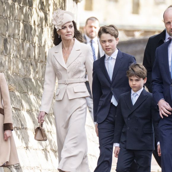 Ils ont été rejoints par le prince et la princesse de Galles, accompagnés de leurs trois enfants : le prince George, désormais âgé de 12 ans, la princesse Charlotte, 10 ans, et le jeune prince Louis, 7 ans.

Le prince William, prince de Galles, et Catherine (Kate) Middleton, princesse de Galles, avec leurs enfants, le prince George de Galles, la princesse Charlotte de Galles, et le prince Louis de Galles - Les membres de la famille royale britannique assistent à l'office de Pâques à la chapelle Saint-Georges du château de Windsor, Royaume Uni, le 5 avril 2026. © GoffPhotos/Bestimage