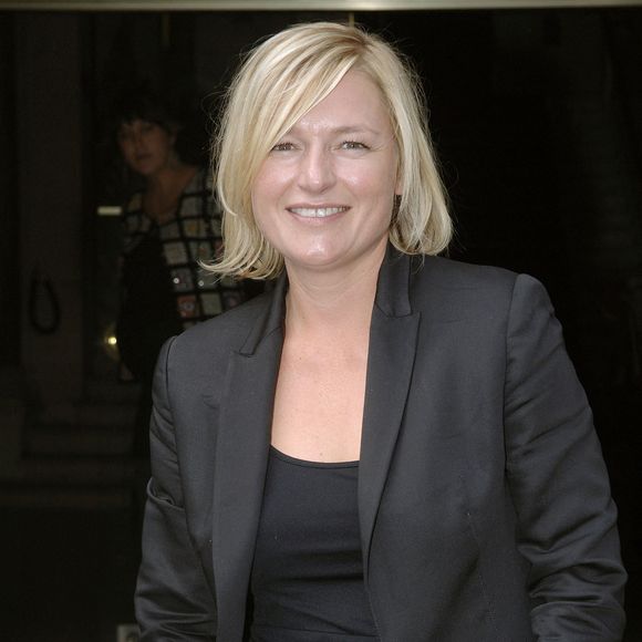 Anne-Elisabeth Lemoine répondra-t-elle aux insinuations de la chanteuse ?

La présentatrice Anne-Elisabeth Lemoine quitte la conférence de presse annuelle de Canal Plus qui s'est tenue au théâtre du Chatelet à Paris, France, le 28 août 2007. Photo by Giancarlo Gorassini/ABACAPRESS.COM