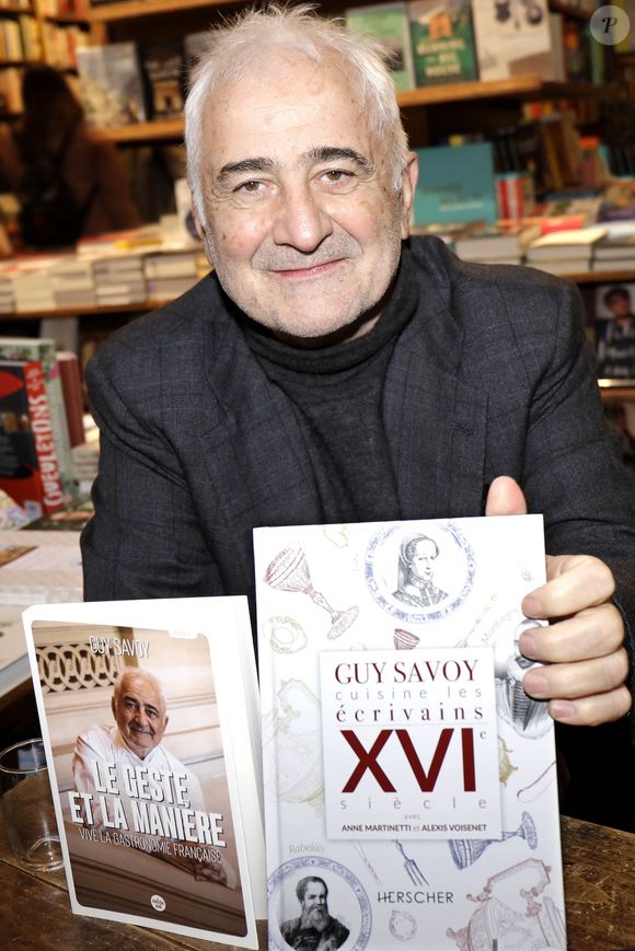 Exclusif - Guy Savoy - Guy Savoy dédicace ses livres " Le geste et La manière " et " Cuisine des Écrivains du XVI siècle " à la Librairie Galignani à Paris, France, le 11 Décembre 2022. © Cédric Perrin / Bestimage