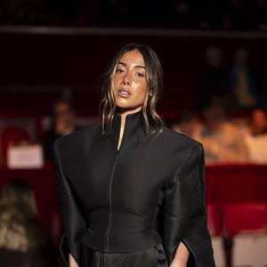 Enfin, au-delà de la gestion de la fatigue Isabeau Delatour recommande d'avoir impérativement une paire de rechange plate dans son sac !

Isabeau Delatour au défilé Stéphane Rolland "Collection Haute Couture Printemps/Eté 2026" lors de la Fashion Week de Paris,le 27 janvier 2026

Pierre Perusseau / Bestimage
