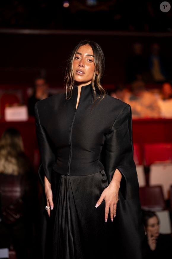 Enfin, au-delà de la gestion de la fatigue Isabeau Delatour recommande d'avoir impérativement une paire de rechange plate dans son sac !

Isabeau Delatour au défilé Stéphane Rolland "Collection Haute Couture Printemps/Eté 2026" lors de la Fashion Week de Paris,le 27 janvier 2026

Pierre Perusseau / Bestimage