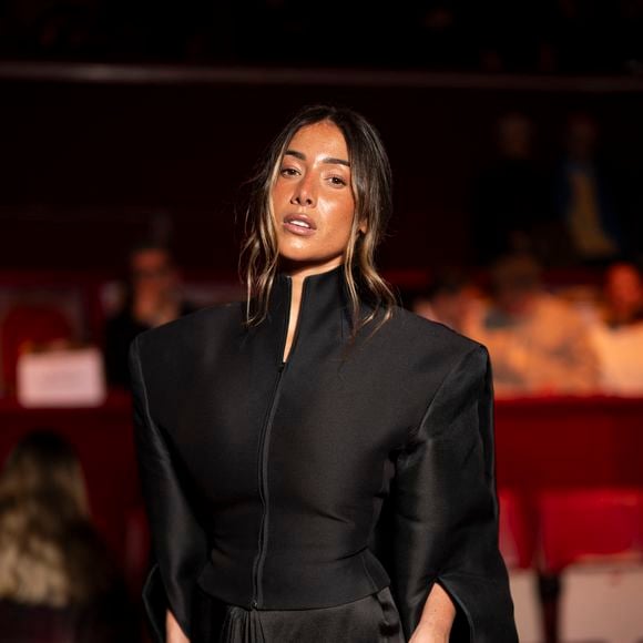 Enfin, au-delà de la gestion de la fatigue Isabeau Delatour recommande d'avoir impérativement une paire de rechange plate dans son sac !

Isabeau Delatour au défilé Stéphane Rolland "Collection Haute Couture Printemps/Eté 2026" lors de la Fashion Week de Paris,le 27 janvier 2026

Pierre Perusseau / Bestimage