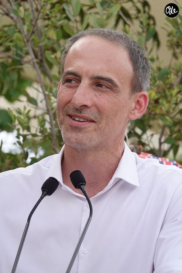 Raphaël Glucksmann lors de l'inauguration d'une réplique de la Statue de la Liberté à Izon le 14 juillet 2026. © Frederic Herve / Bestimage