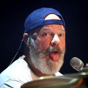 Exclusif - C'est pour l'ouverture du "Festival des fous rires de Bordeaux" que le presentateur tv Alex Jaffrey en compagnie du chef cuisinier Philippe Etchebest et de son groupe de rock "Chef and the Gang" presentent un spectacle musical et humoristique. Le celebre chef a chanté lui-meme plusieurs standards des années 70 à nos jours, le 19 Mars 2023. Patrick Bernard-Fabien Cottereau/BESTIMAGE