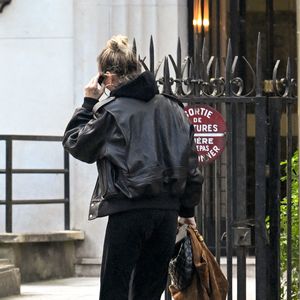 Exclusif -Laeticia Hallyday arrive pendant l'emménagement de son nouvel appartement parisien, à Paris, France, le 16 octobre 2025. © Agence / Bestimage
