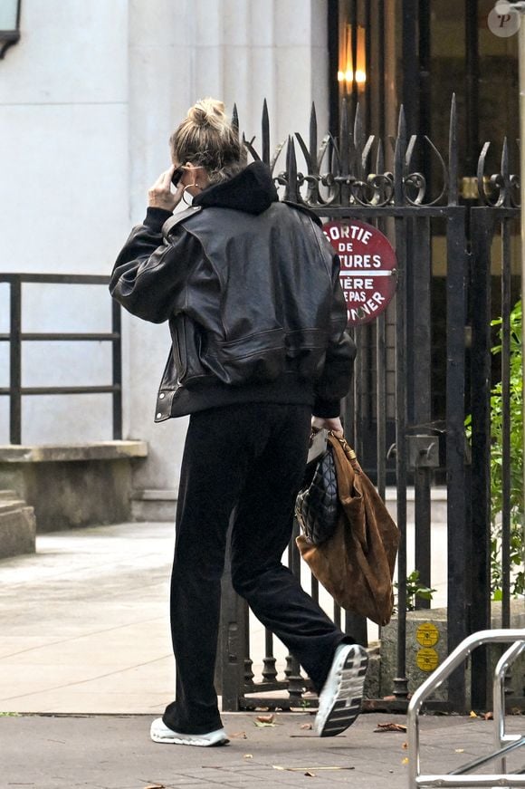 Exclusif -Laeticia Hallyday arrive pendant l'emménagement de son nouvel appartement parisien, à Paris, France, le 16 octobre 2025. © Agence / Bestimage