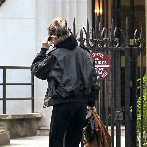 Exclusif -Laeticia Hallyday arrive pendant l'emménagement de son nouvel appartement parisien, à Paris, France, le 16 octobre 2025. © Agence / Bestimage