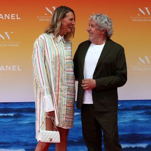 Alain Chabat, l’éternel trublion du cinéma français, et sa discrète compagne Tiara Comte ont choisi les paysages de carte postale du Vaucluse pour abriter leurs amours. 

Alain Chabat et sa compagne Tiara Comte - Cérémonie d'ouverture du Biarritz Film Festival - Nouvelles Vagues 2024 au théâtre de la Gare du midi à Biarritz le 18 juin 2024. © Jean-Marc Lhomer/Bestimage